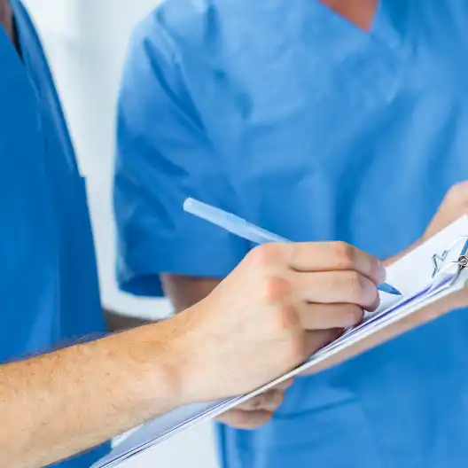 Doctor ofreciendo servicios hospitalarios